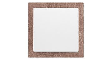 Schaltschrank von Striebel & John mit verschiedenen Sicherungen, Schaltern, Kabeln und elektronischen Komponenten.